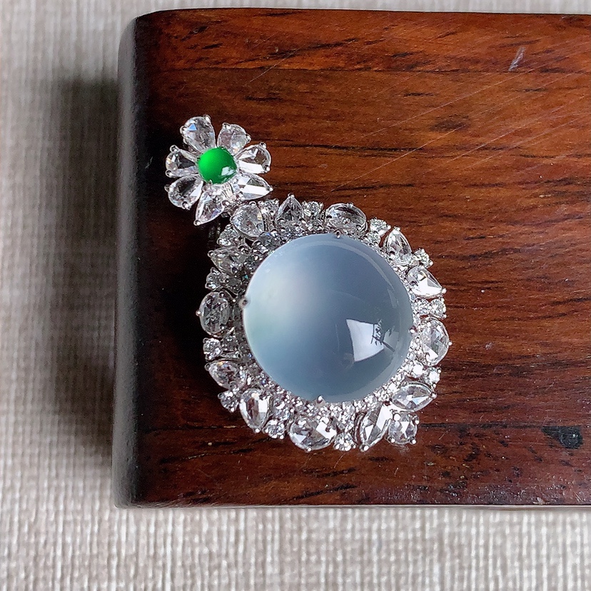 天然A货翡翠18K金伴钻镶嵌白冰白月光蛋面吊坠 
尺寸29.3-19-11.8裸石12-11.6mm 重量4.58g 0329