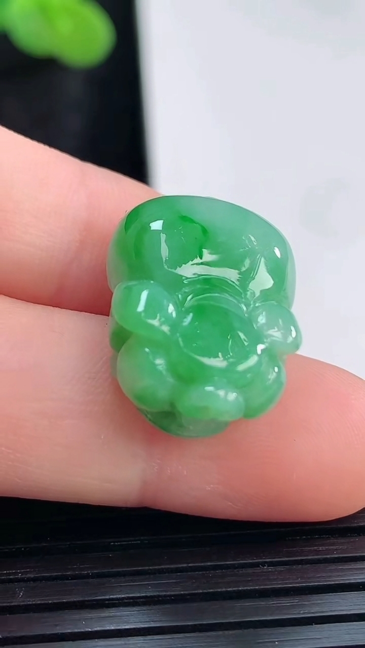 天然A货翡翠生肖猪吊坠，尺寸18.6-14-8.8重量:5.05g
3月30日