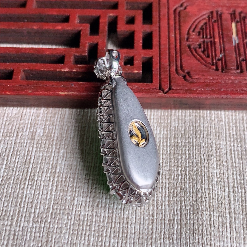 天然A货翡翠18K金伴钻镶嵌阳绿福瓜吊坠 
尺寸36.6-13-12裸石24.6-8.8mm 重量6