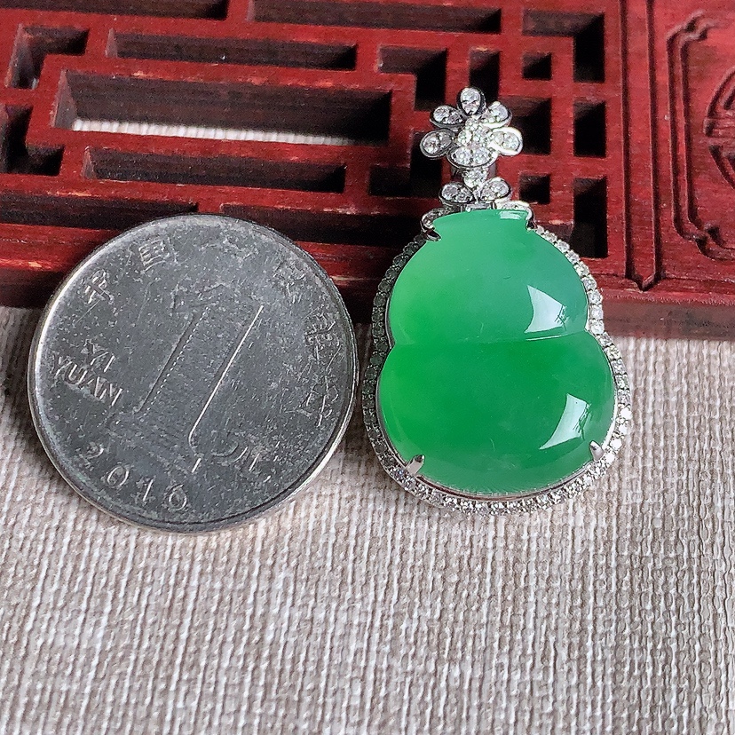 天然A货翡翠18K金伴钻镶嵌满绿葫芦吊坠 
尺寸32.5-19.8-9.6裸石20.6-16.8mm 重量7.22g 0329