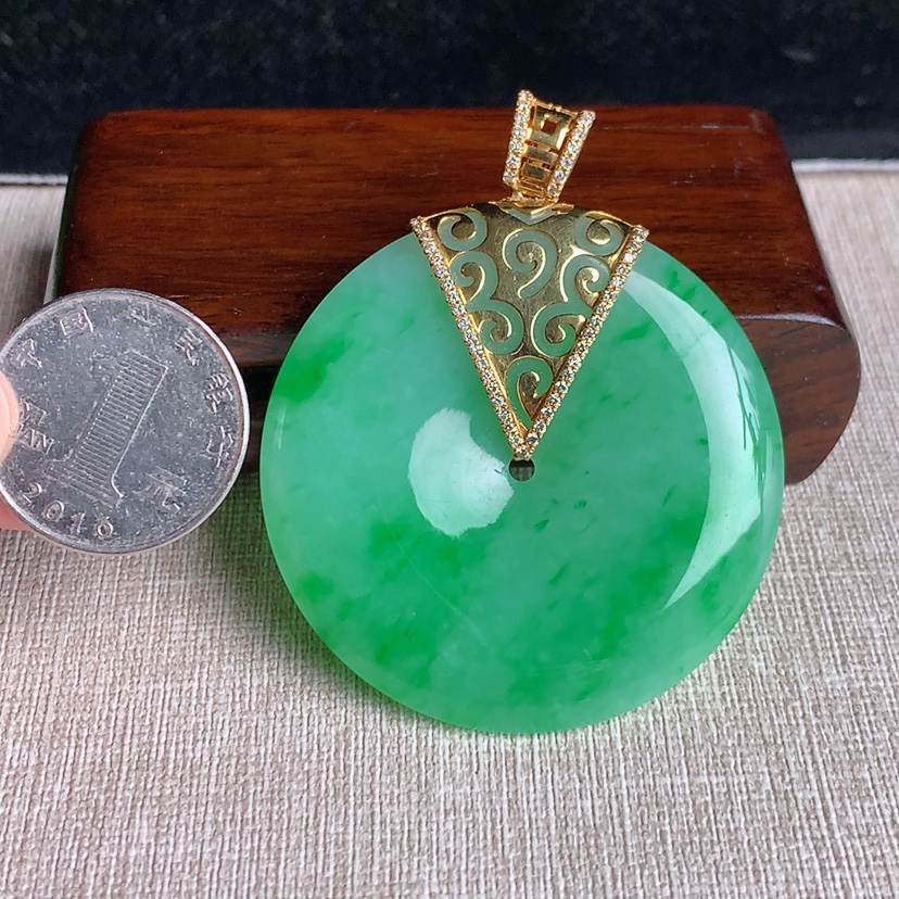 天然A货翡翠18K金伴钻镶嵌满绿大件平安扣吊坠 
尺寸61-50.6-6.8mm 重量40.58g 0329