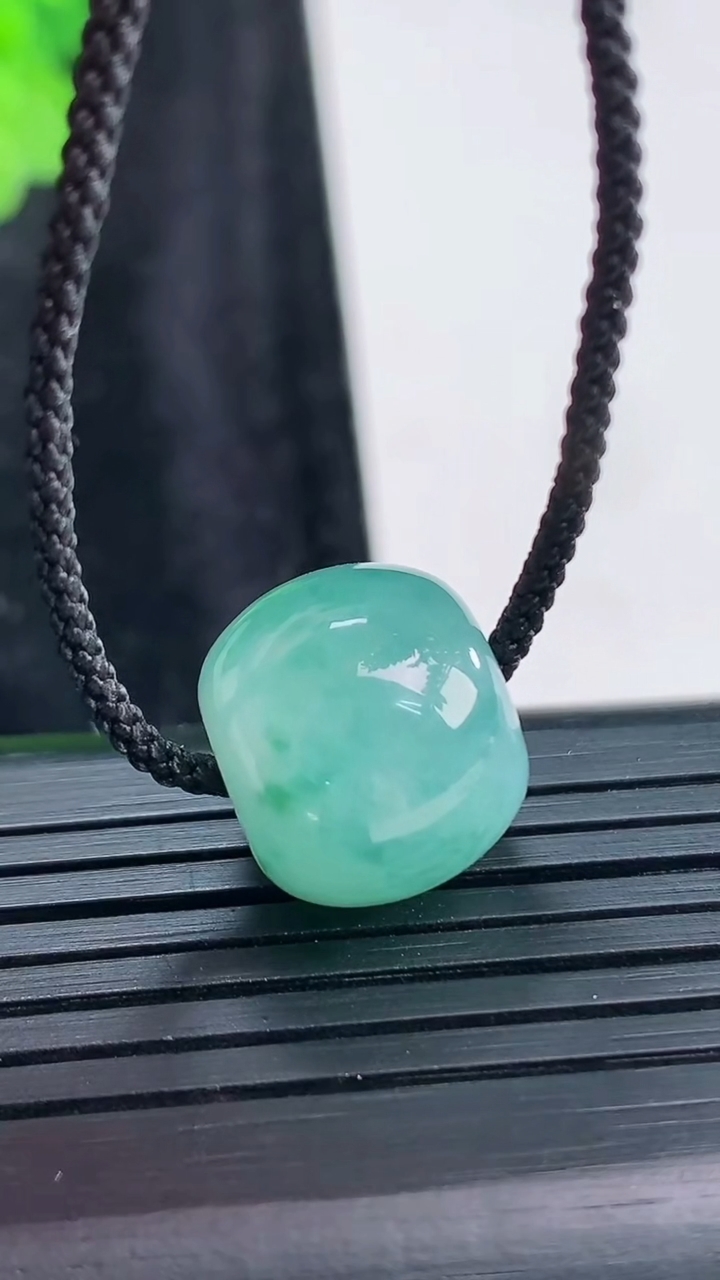 天然A货翡翠飘花路路通吊坠，尺寸13-15重量:5.48g
3月30日