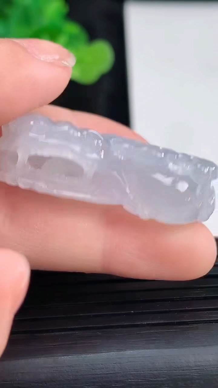 天然A货翡翠霸王貔貅吊坠，尺寸40.5-20-12重量:22.25g
3月30日