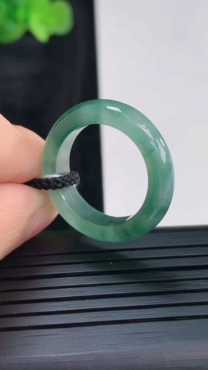 天然A货翡翠冰种飘花玉指环 戒指，尺寸18-6-4重量:4.12g2026年3月30日
工厂直销收藏