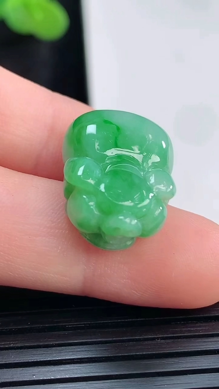 天然A货翡翠生肖猪吊坠，尺寸18.6-14-8.8重量:5.05g
3月30日