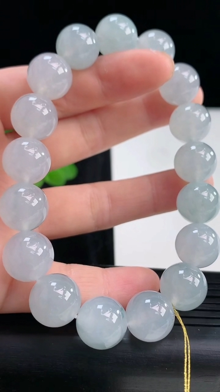 天然A货翡翠种飘花圆珠手串，尺寸12.5重量:56.50g3月30日
工厂直销收藏佳品,种好水足，色泽均匀，有种有色，上手高大气！