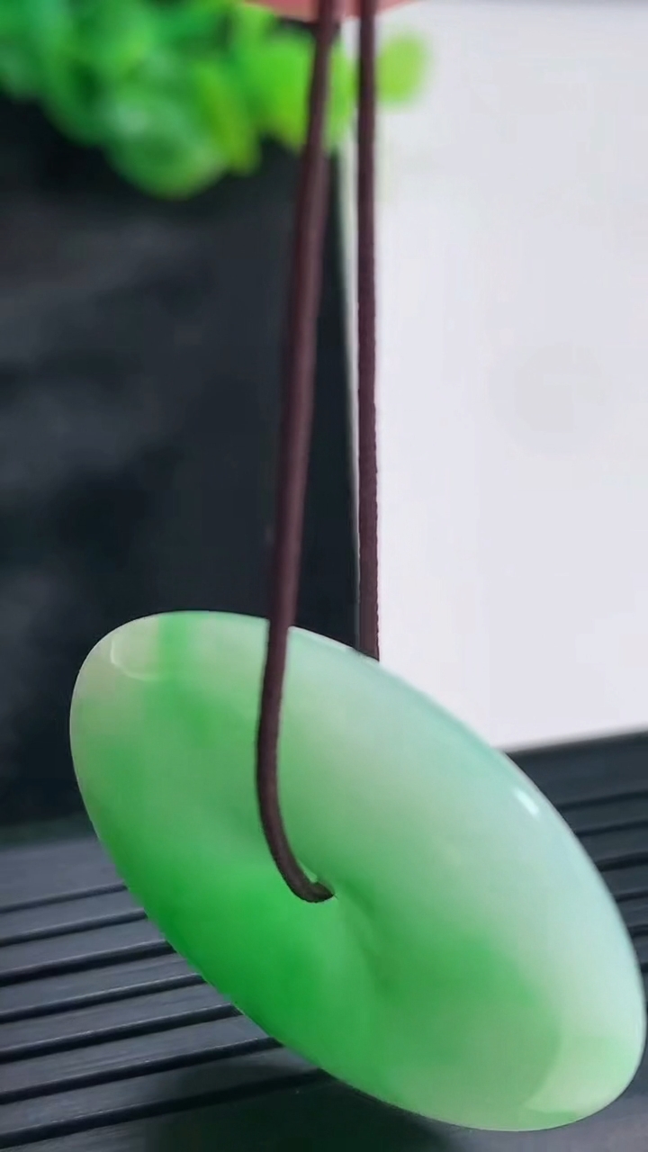 天然A货翡翠平安扣吊坠，尺寸35-4.8重量:12.17g
3月30日