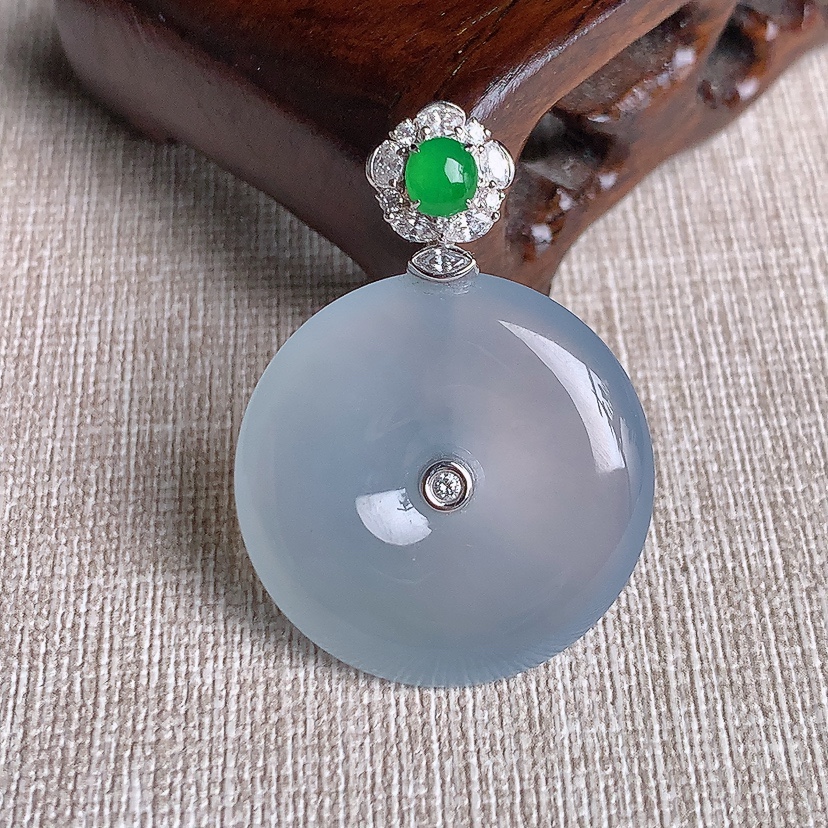 天然A货翡翠18K金伴钻镶嵌白冰白月光平安扣吊坠 
尺寸37.5-26.8-5.8mm 重量10.08g 0329