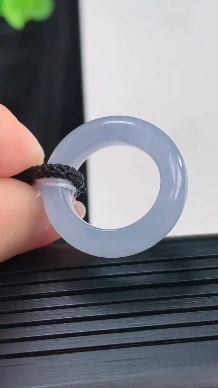 天然A货翡翠冰种紫罗兰素面玉指环 戒指，尺寸14.8-6.2-4.2重量:4.12g2026年3月30日
工厂直销收藏佳品,种好水足，色泽均匀，有种有色，上手高大气！