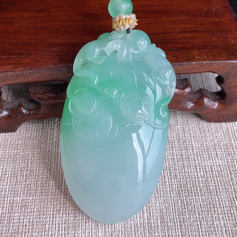 天然A货翡翠飘绿福瓜吊坠  
尺寸51.8-27.8-15.2mm 重量44.55g 0329