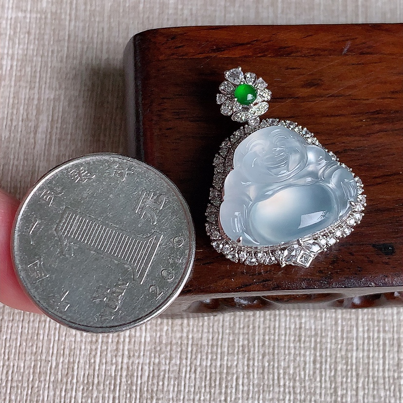 天然A货翡翠18K金伴钻镶嵌飘花佛公吊坠 
尺寸34.3-27.8-9.4裸石22.5-25.8mm 重量5.70g 0329