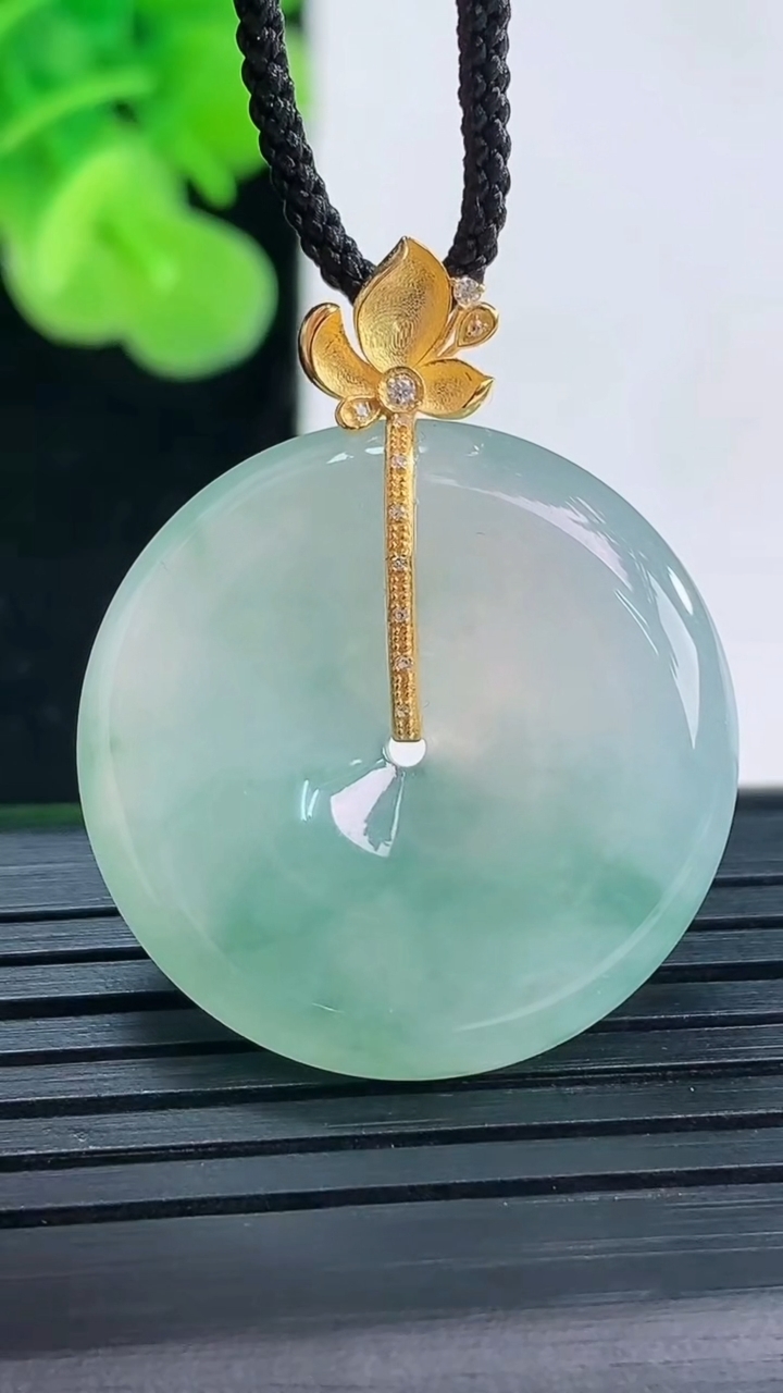 天然A货翡翠种飘花平安扣吊坠尺寸25.8-5.5重量:8.16g
3月30日