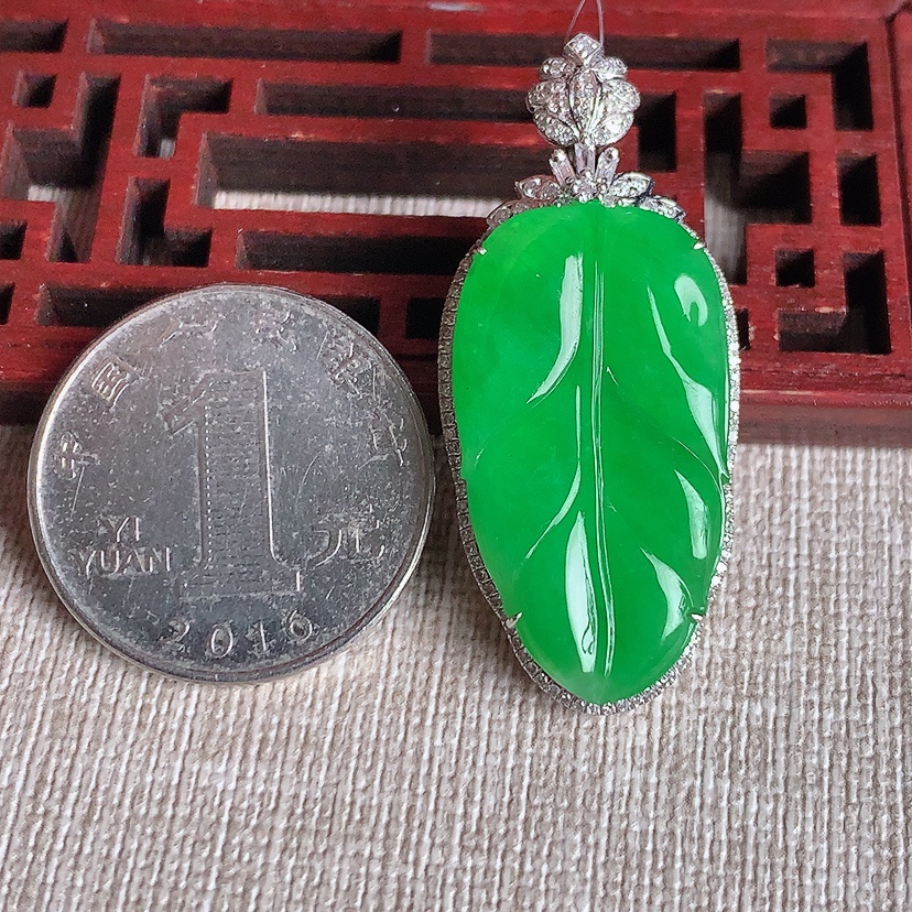 天然A货翡翠18K金伴钻镶嵌阳绿叶子金枝玉叶吊坠 
尺寸41-18-9裸石29.2-16mm 重量8.80g 0329