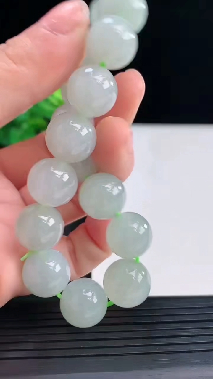 天然A货翡翠圆珠手串，尺寸12.5，重量:56.32g3月30日
工厂直销收藏佳品,种好水足，色泽均匀，有种有色，上手高大气！