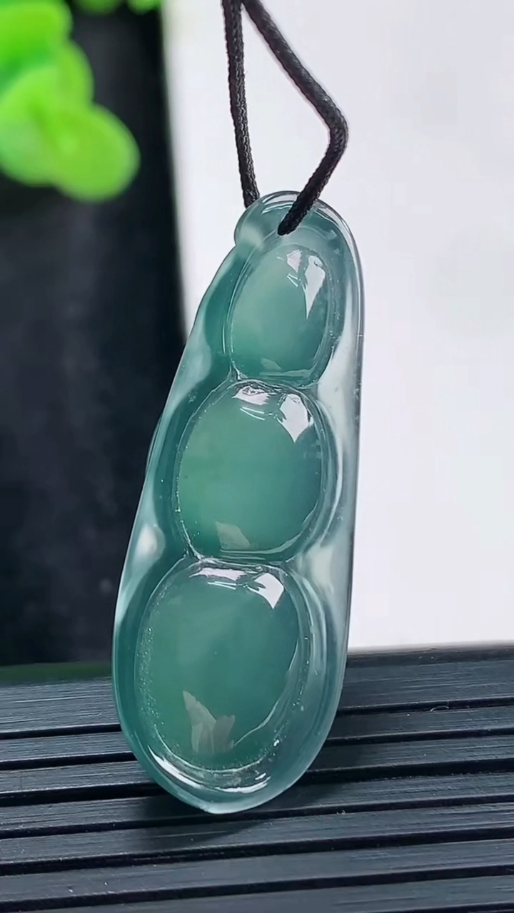 天然A货翡翠福豆吊坠，尺寸36-14.5-6.6重量:5.75g
3月30日