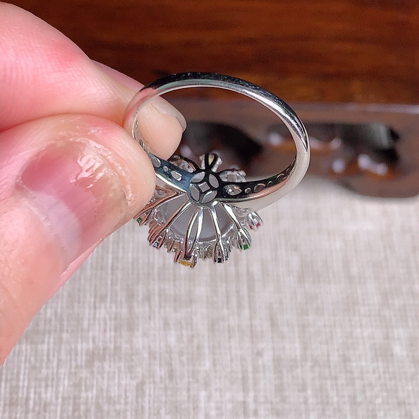 天然A货翡翠18K金伴钻镶嵌阳绿蛋面戒指 圈口16.8裸石
尺寸9.2-8.2mm 重量4.04g 0329