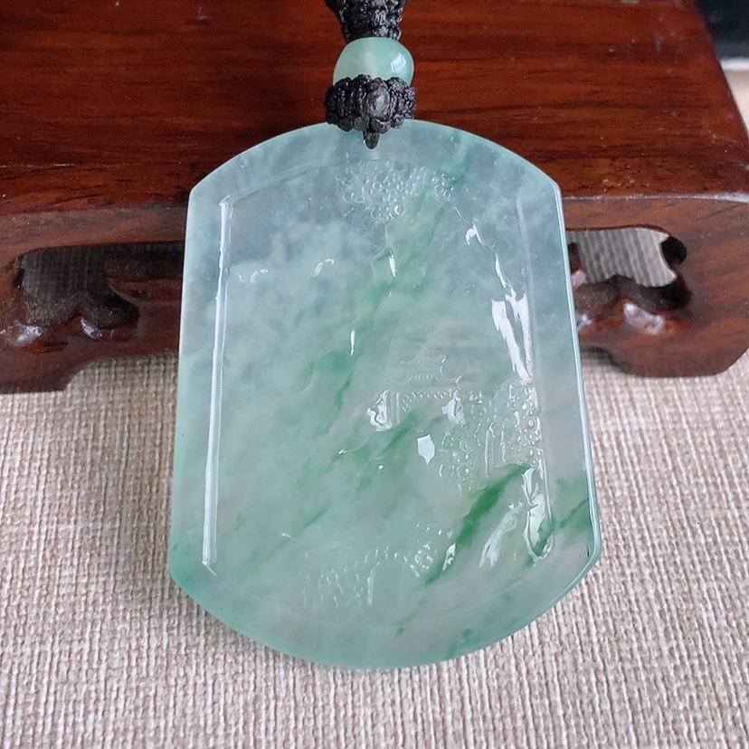 天然A货翡翠飘花意境山水牌吊坠 
尺寸48.8-37.5-4.5mm 重量22.70g 0329