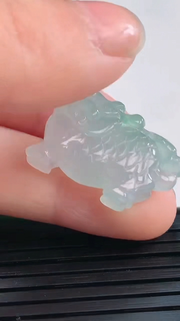 天然A货翡翠麒麟吊坠，尺寸24-17-7重量:5.39g
3月30日