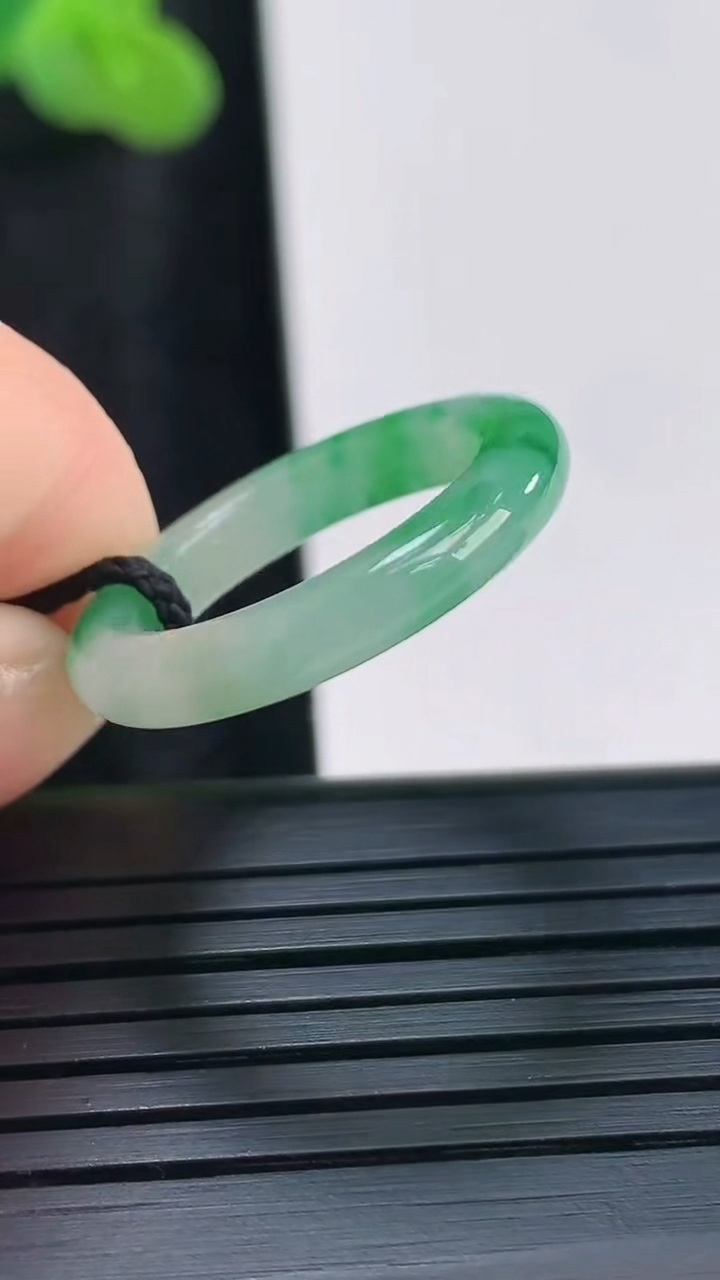 天然A货翡翠素面指环 戒指，尺寸16.6-3.8重量:2.22g2026年3月30日
工厂直销收藏佳品,种好水足，色泽均匀，有种有色，上手高大气！