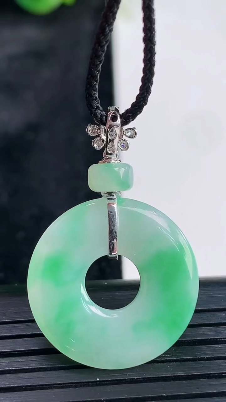 天然A货翡翠平安环吊坠，尺寸21.4-3.2重量:3.73g
3月30日