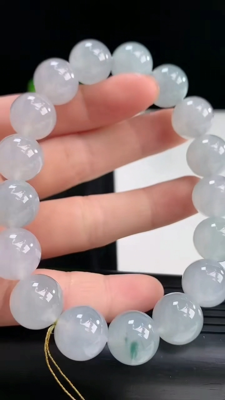 天然A货翡翠种飘花圆珠手串，尺寸12.5重量:56.50g3月30日
工厂直销收藏佳品,种好水足，色泽均匀，有种有色，上手高大气！