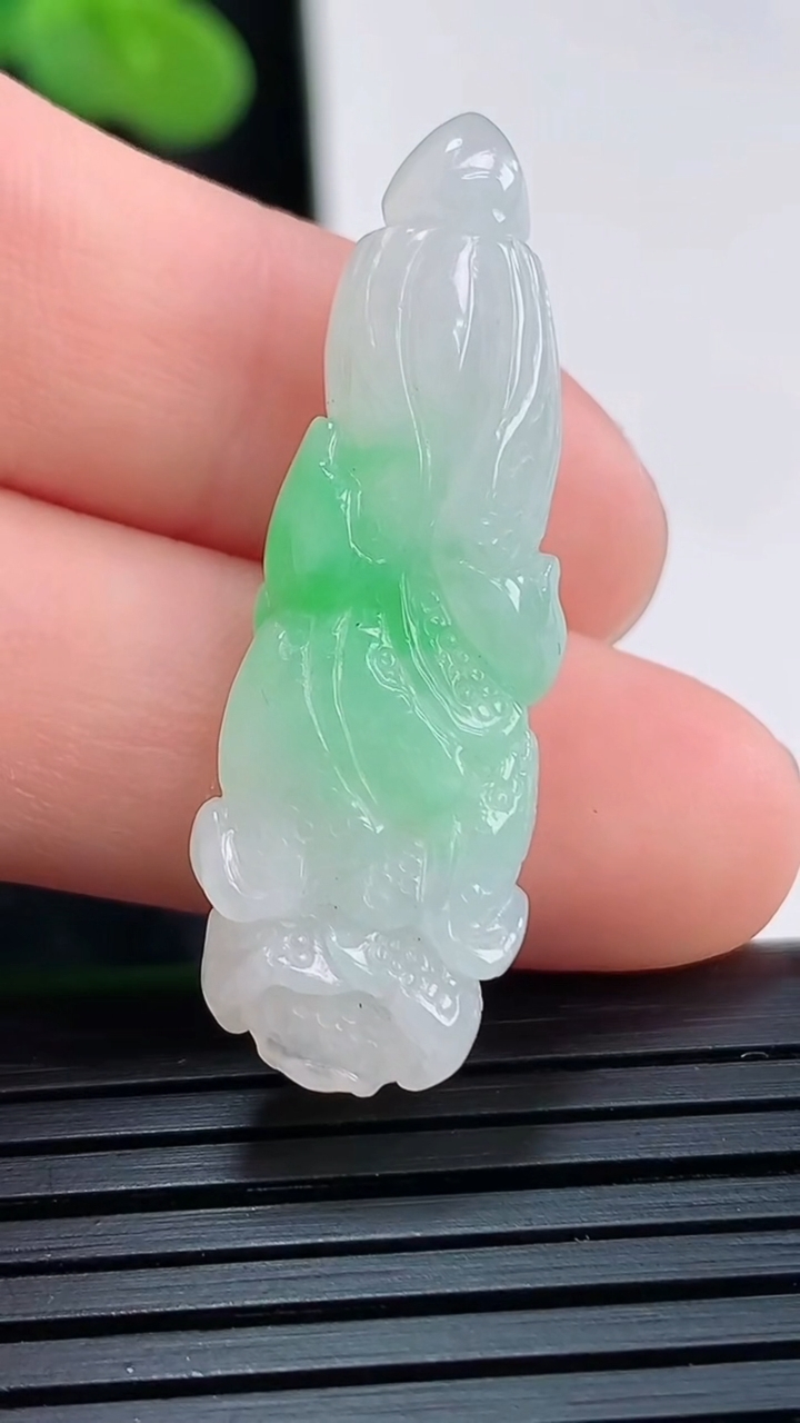 天然A货翡翠白菜吊坠，尺寸36-13-6重量:5.08g
3月30日