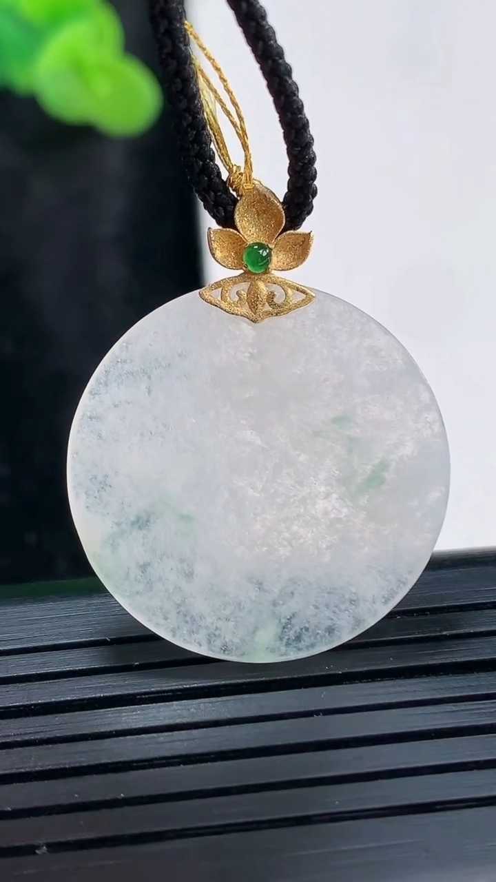 天然A货翡翠无事牌吊坠，尺寸25.6-2重量:3.76g
3月30日