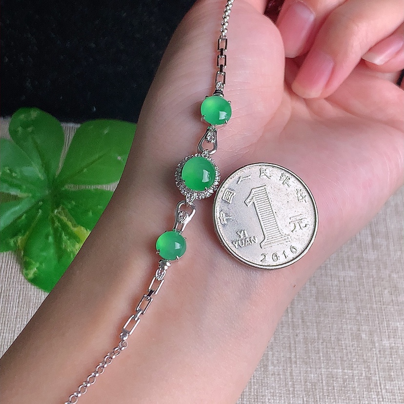 天然A货翡翠18K金伴钻镶嵌甜绿蛋面手链 
尺寸8-7.3-7mm 重量5.53g 0329