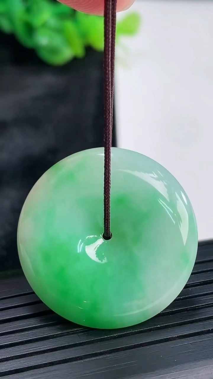 天然A货翡翠平安扣吊坠，尺寸35-4.8重量:12.17g
3月30日