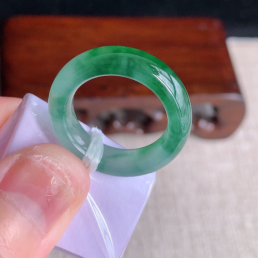 天然A货翡翠飘花素面戒指 
尺寸17-6-4mm 含纸包重量5.68g 0329