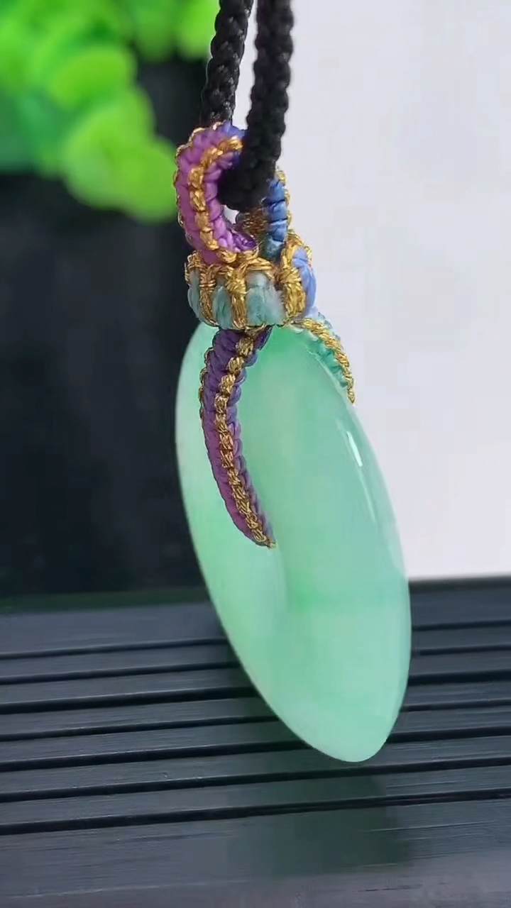 天然A货翡翠平安扣吊坠，尺寸30.5-6重量:11.75g
3月30日