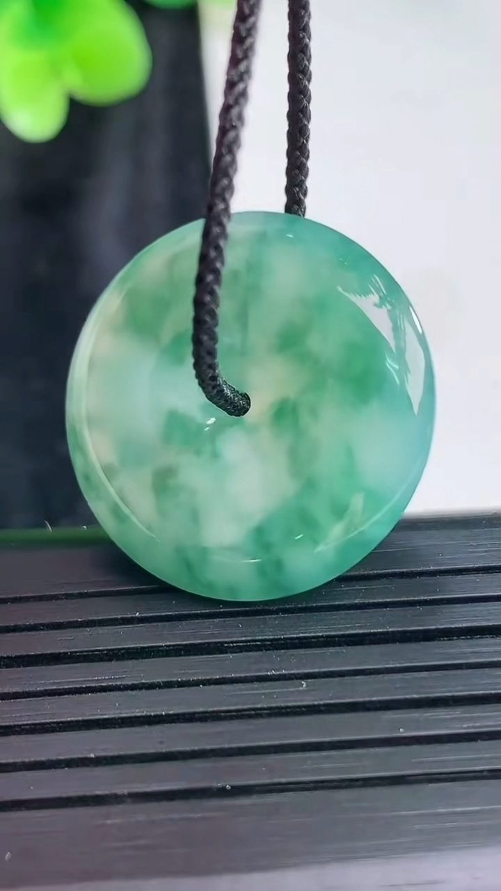 天然A货翡翠飘花平安扣吊坠，尺寸25.5-6重量:8.03g
3月30日