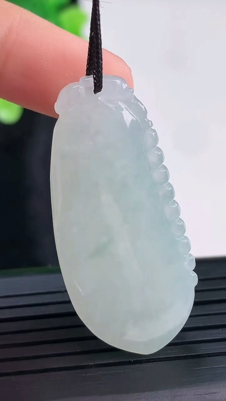 天然A货翡翠福瓜吊坠，尺寸41.5-19-10重量:14.71g
3月30日