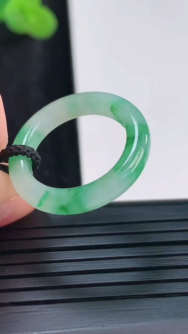 天然A货翡翠素面指环 戒指，尺寸16.6-3.8重量:2.22g2026年3月30日
工厂直销收藏佳品,种好水足，色泽均匀，有种有色，上手高大气！