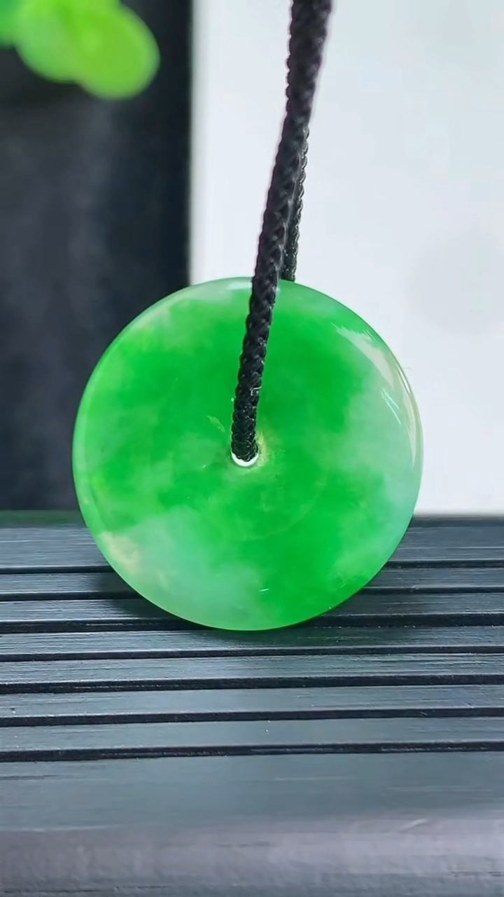 天然A货翡翠平安扣吊坠，尺寸22.6-3.6重量:3.77g
3月30日