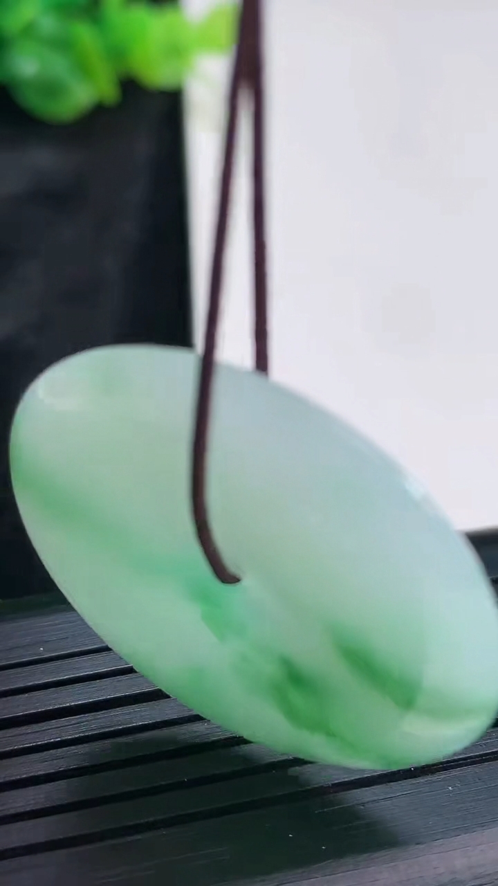 天然A货翡翠平安扣吊坠，尺寸33.5-6重量:13.24g
3月30日