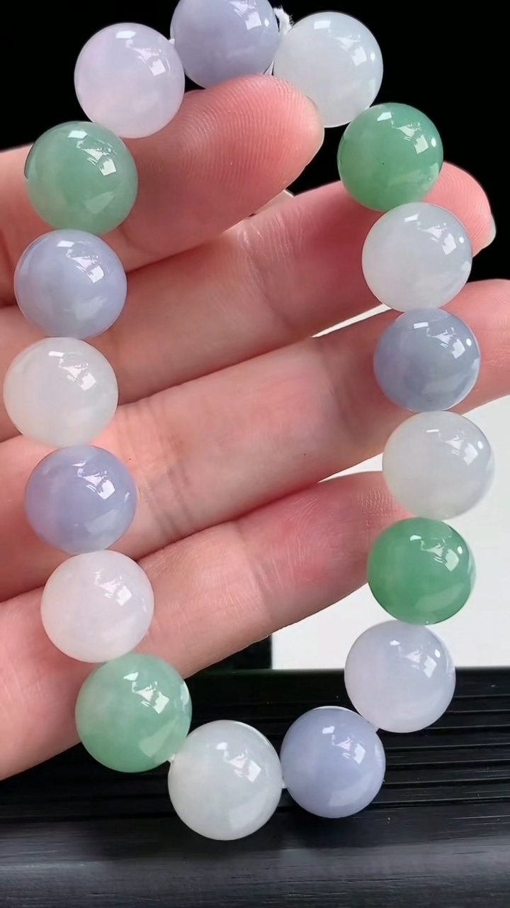 天然A货翡翠双彩春带彩圆珠手串，尺寸12重量:46.21g3月30日
工厂直销收藏佳品,种好水足，色泽均匀，有种有色，上手高大气！