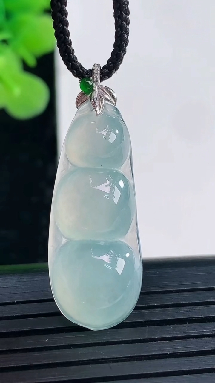 天然A货翡翠福豆吊坠尺寸31.1-12.7-5.2重量:3.48g
3月30日