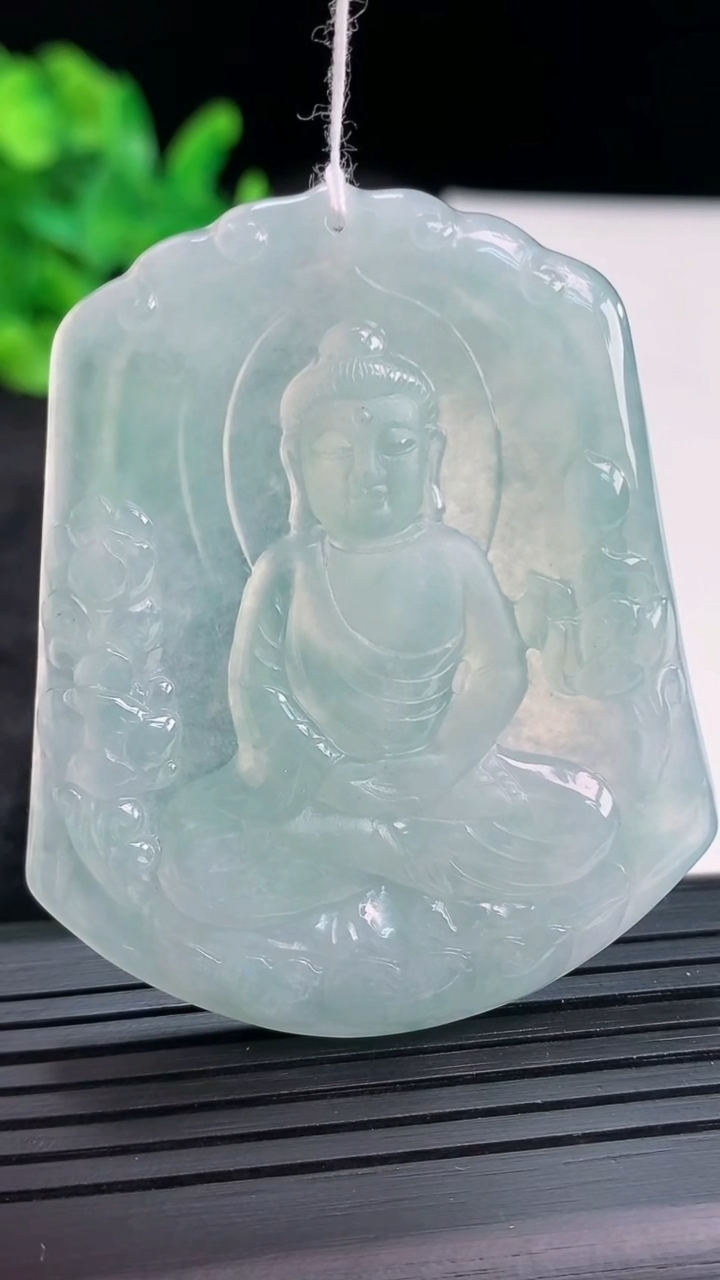 天然A货翡翠大日如来佛吊坠，尺寸55-45.5-5.2重量:26.12g
3月30日