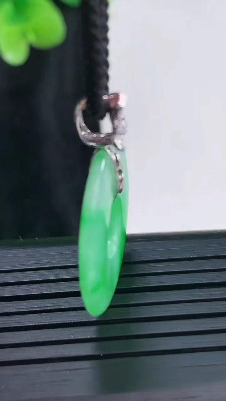 天然A货翡翠平安环吊坠，尺寸23.6-3重量:3.82g
3月30日