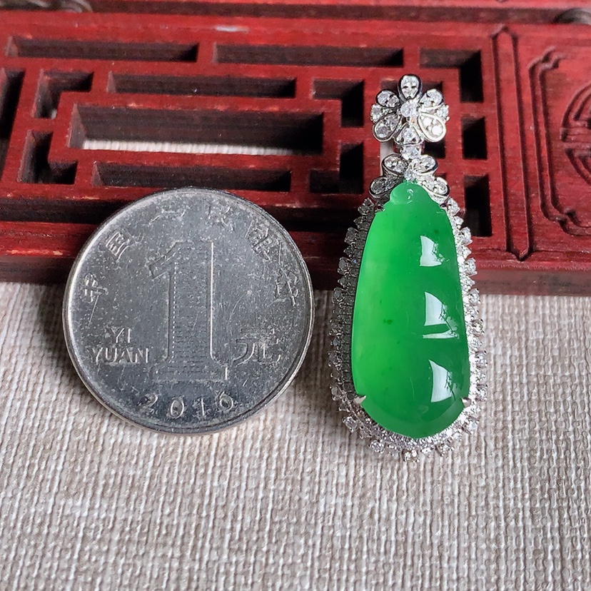 天然A货翡翠18K金伴钻镶嵌阳绿四季豆福豆平安豆吊坠 
尺寸37-15-12裸石23.5-10.6mm 重量6.75g 0329