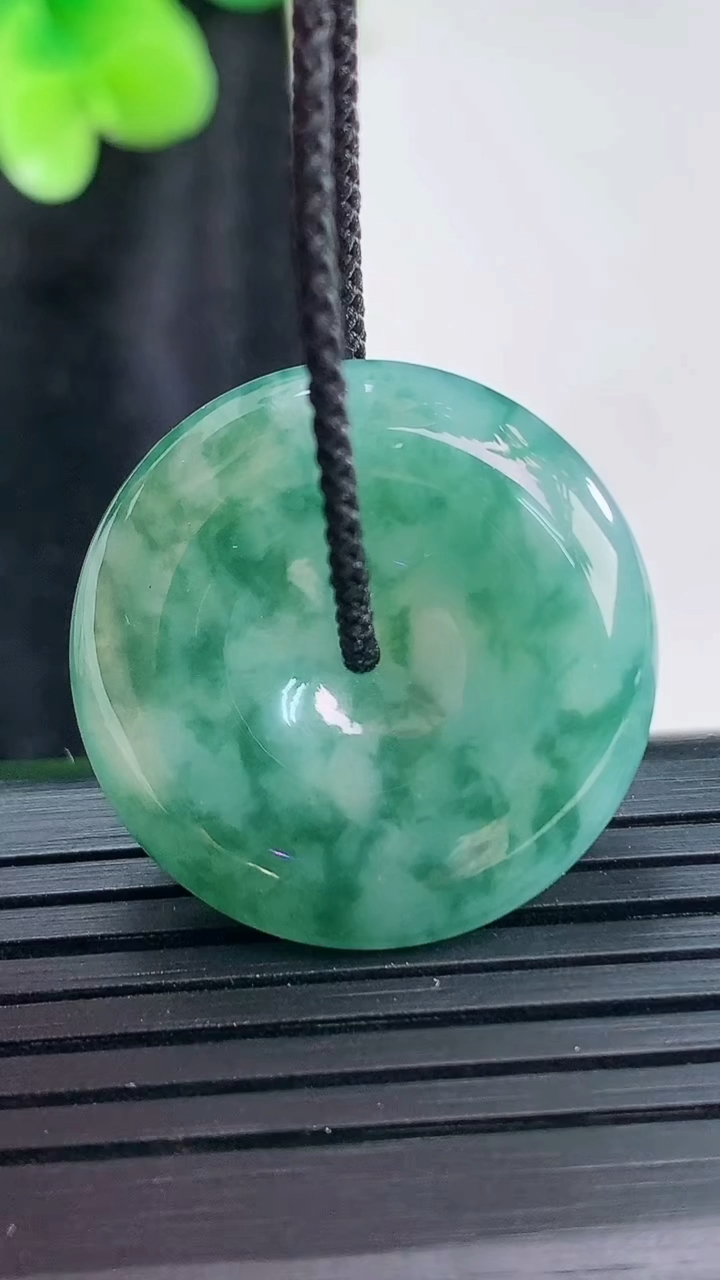 天然A货翡翠飘花平安扣吊坠，尺寸25.5-6重量:8.03g
3月30日