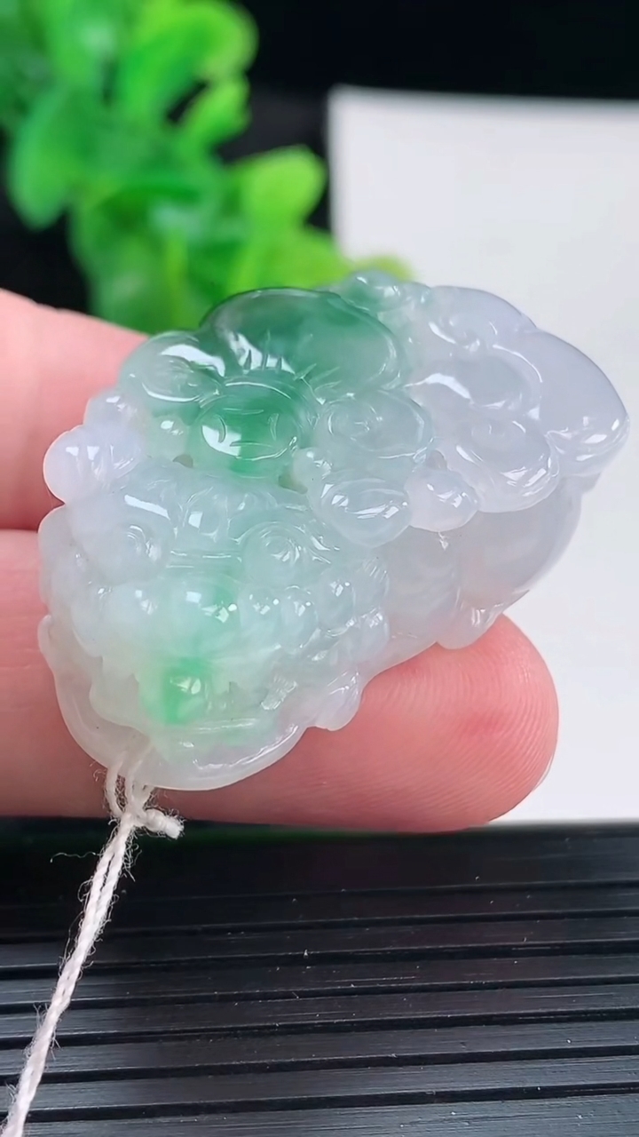 天然A货翡翠貔貅吊坠，尺寸37-22.6-12.8重量:23.44g
3月30日