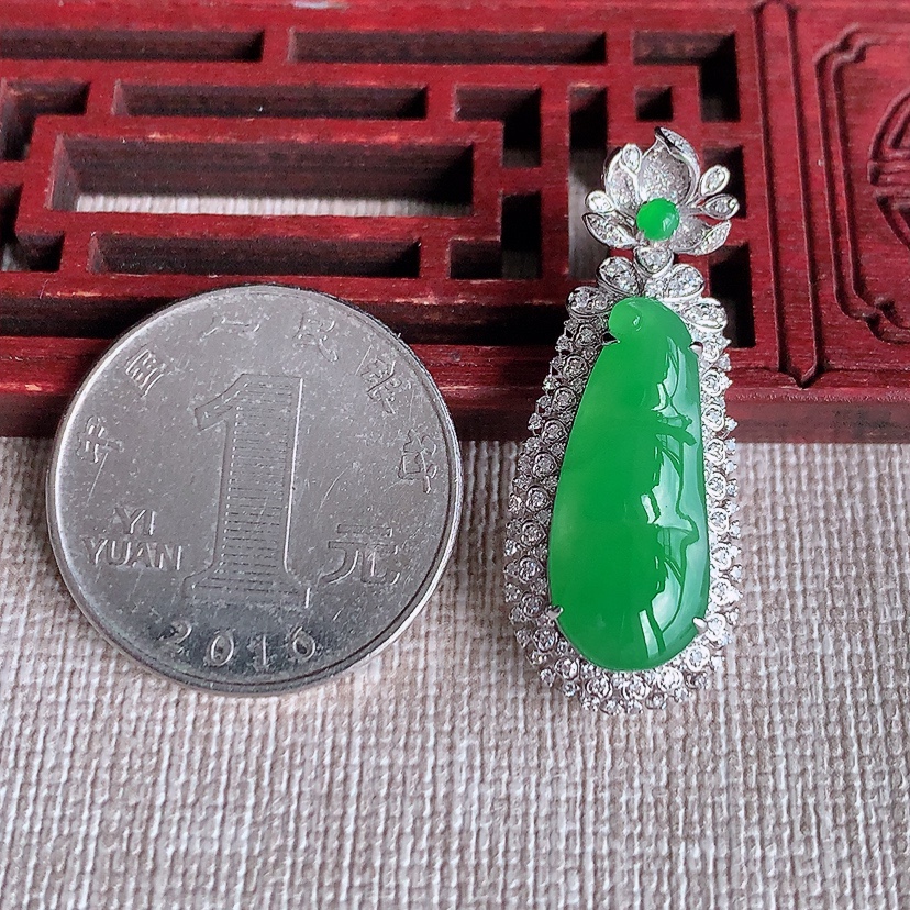 天然A货翡翠18K金伴钻镶嵌阳绿四季豆福豆平安豆吊坠 
尺寸34.2-13.6-8.5裸石21.2-9mm 重量4.25g 0329