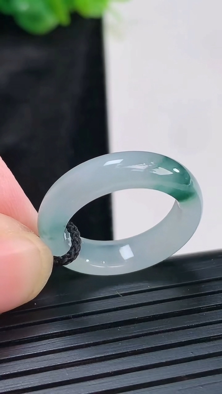 天然A货翡翠冰种飘花素面玉指环 戒指，尺寸17.5-5.6-4重量:3.75g2026年3月30日
工厂直销收藏佳品,种好水足，色泽均匀，有种有色，上手高大气！