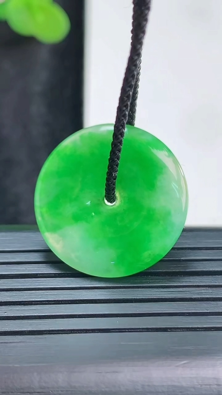 天然A货翡翠平安扣吊坠，尺寸22.6-3.6重量:3.77g
3月30日