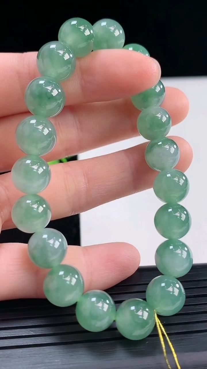 天然A货翡翠圆珠手串尺寸10-19颗重量:30.11g3月30日
工厂直销收藏佳品,种好水足，色泽均匀，有种有色，上手高大气！