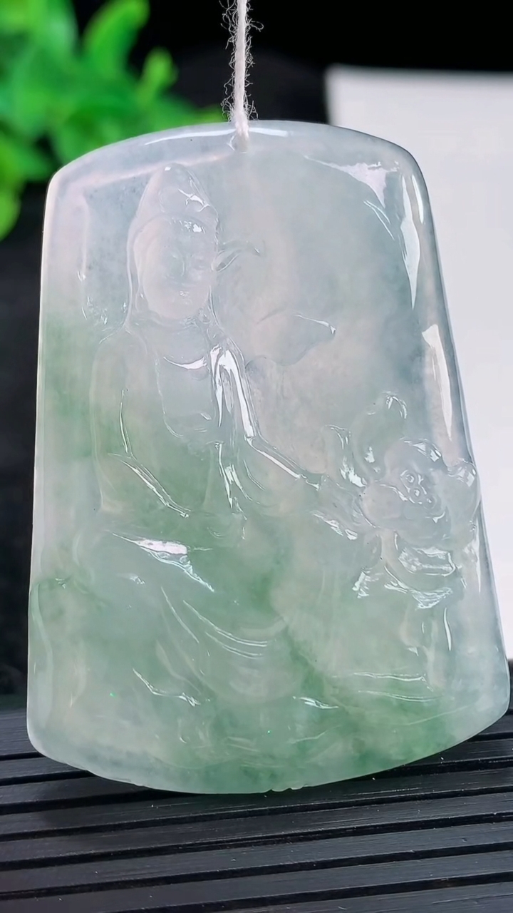 天然A货翡翠大势至菩萨吊坠，尺寸52-38-5.5重量:23.92g
3月30日