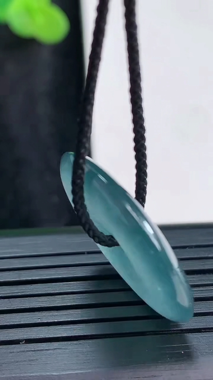 天然A货翡翠冰种蓝水平安扣吊坠，尺寸26-4.5重量:6.25g
3月30日