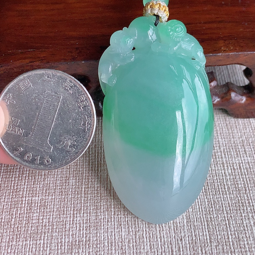 天然A货翡翠飘绿福瓜吊坠  
尺寸51.8-27.8-15.2mm 重量44.55g 0329